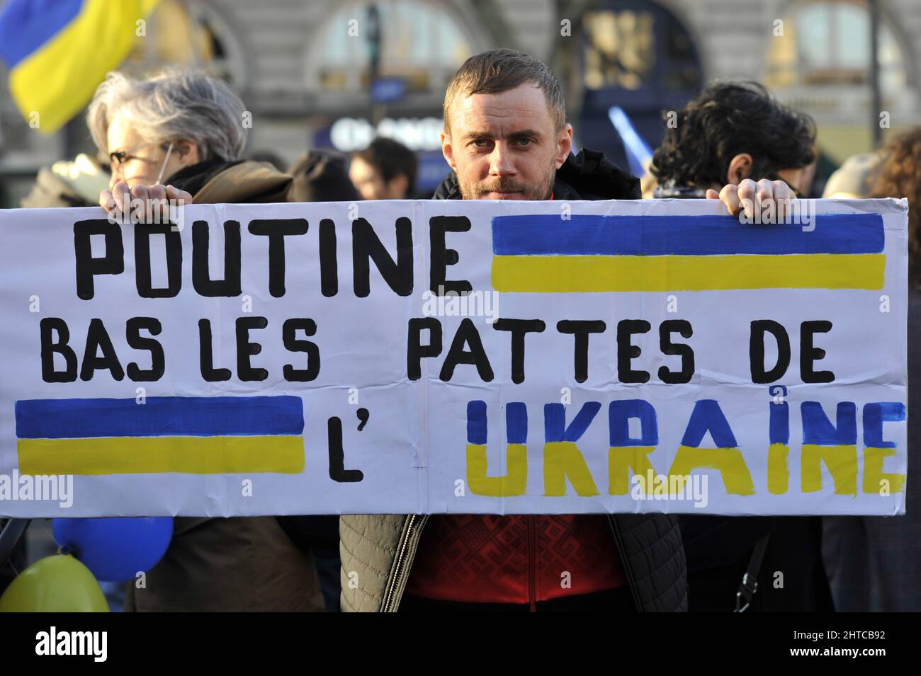 FRANKREICH. PARIS (75) 2022.02.27TH. PLACE SAINT-MICHEL. DIE UKRAINER IN PARIS PROTESTIEREN GEGEN DIE RUSSISCHE INVASION (EIN PROTESTLER HÄLT EIN ZEICHEN: PUTIN Stockfoto