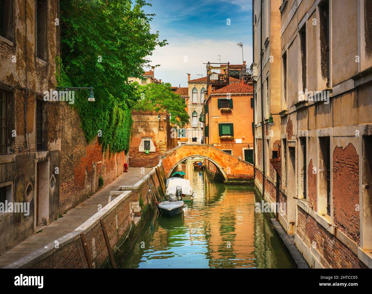 Stadtbild von Venedig, Wasserkanal, Brücke und traditionelle Gebäude. Region Venetien, Italien, Europa. Stockfoto