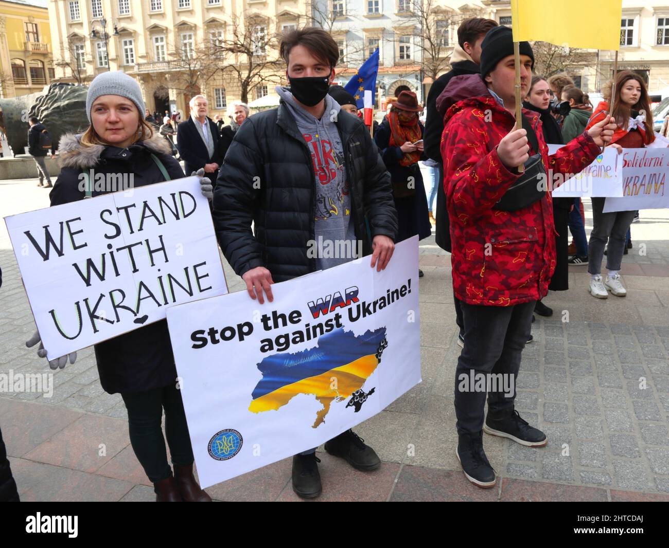 Krakau. Krakau. Polen. Protest gegen den russischen Krieg mit der Ukraine, bei dem ukrainische und weißrussische Expats und Bewohner mit polnischer Unterstützung zusammenkommen Stockfoto