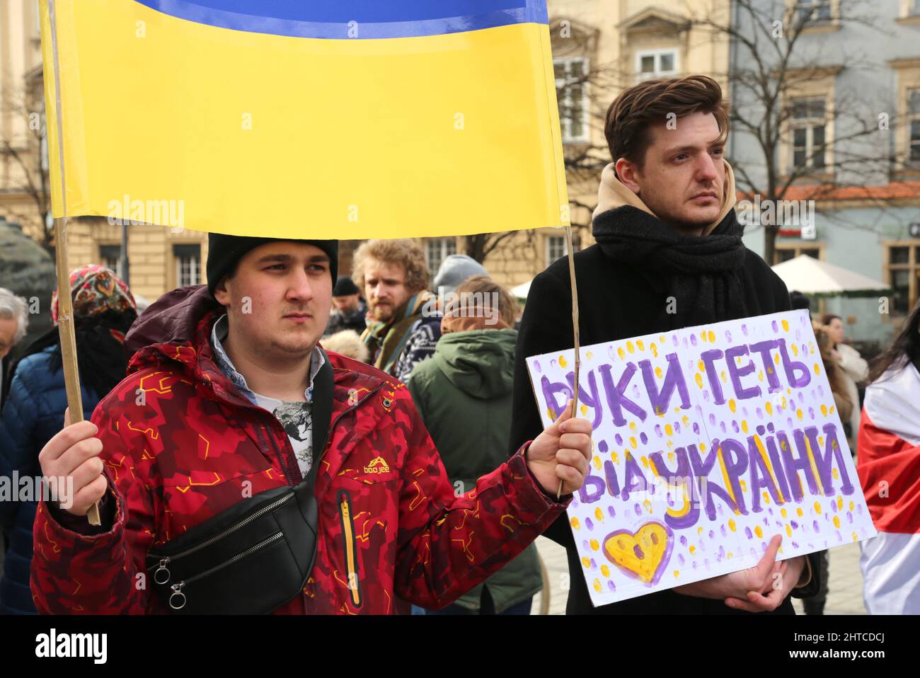 Krakau. Krakau. Polen. Protest gegen den russischen Krieg mit der Ukraine, bei dem ukrainische und weißrussische Expats und Bewohner mit polnischer Unterstützung zusammenkommen Stockfoto