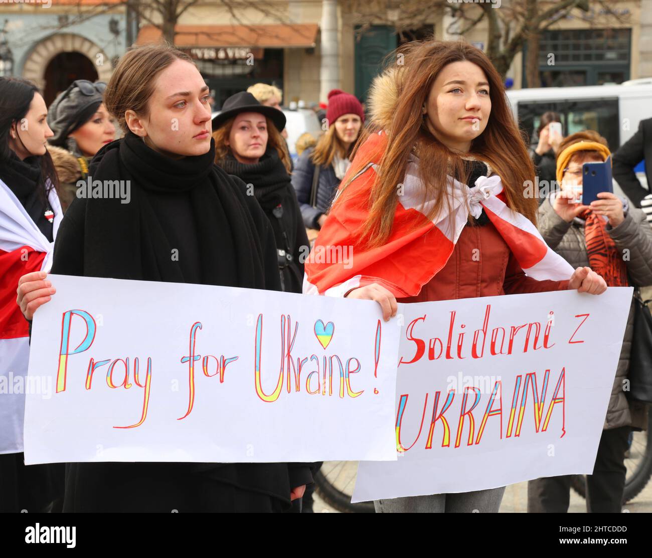 Krakau. Krakau. Polen. Protest gegen den russischen Krieg mit der Ukraine, bei dem ukrainische und weißrussische Expats und Bewohner mit polnischer Unterstützung zusammenkommen Stockfoto