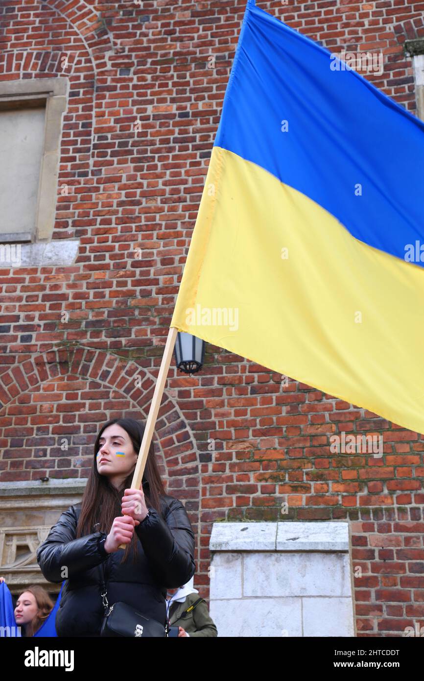 Krakau. Krakau. Polen. Protest gegen den russischen Krieg mit der Ukraine, bei dem ukrainische und weißrussische Expats und Bewohner mit polnischer Unterstützung zusammenkommen Stockfoto