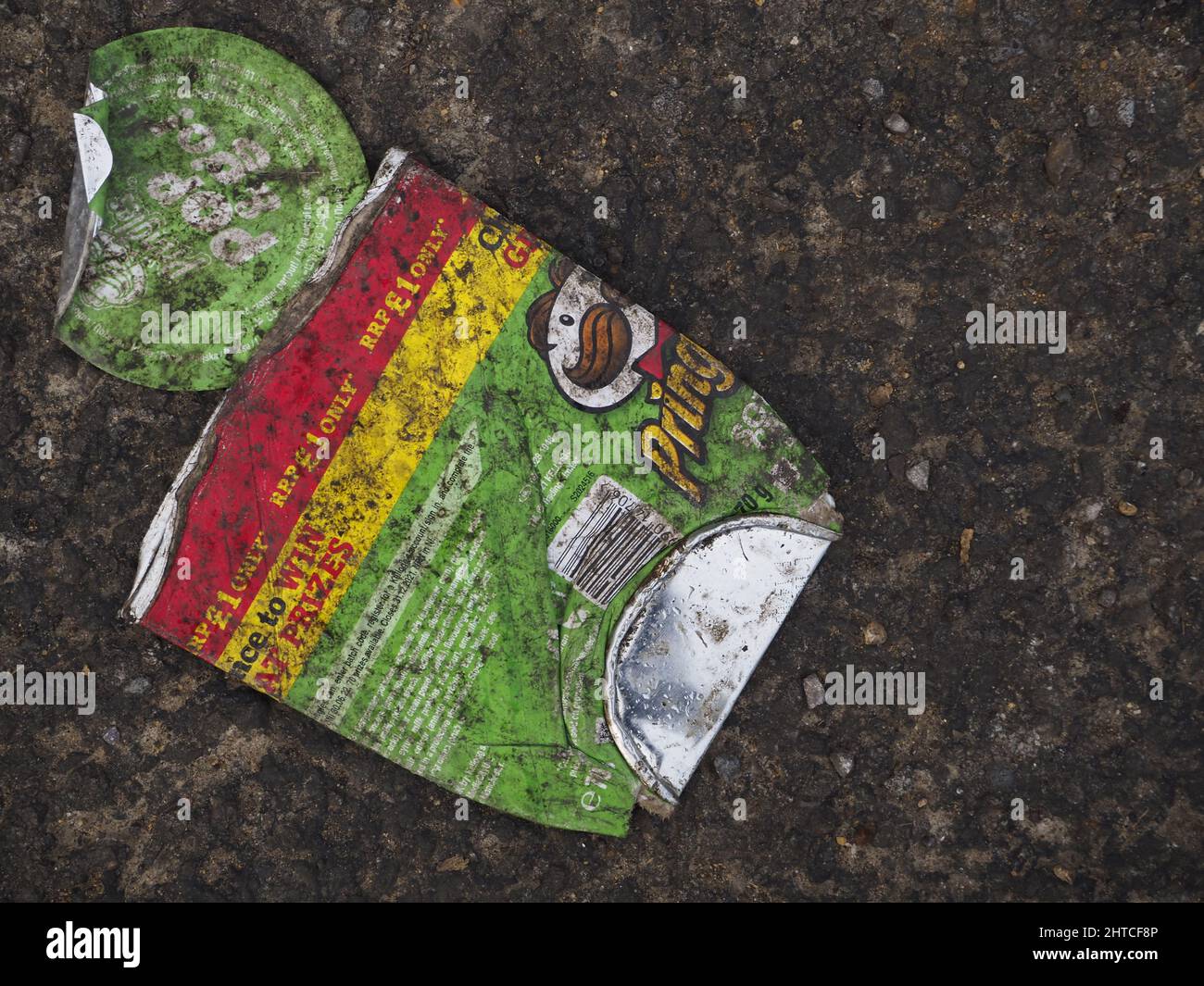 Verworfene Lebensmitteldose. Themen: Abfall, Müll, Verschmutzung, Recycling, Umwelt. Stockfoto