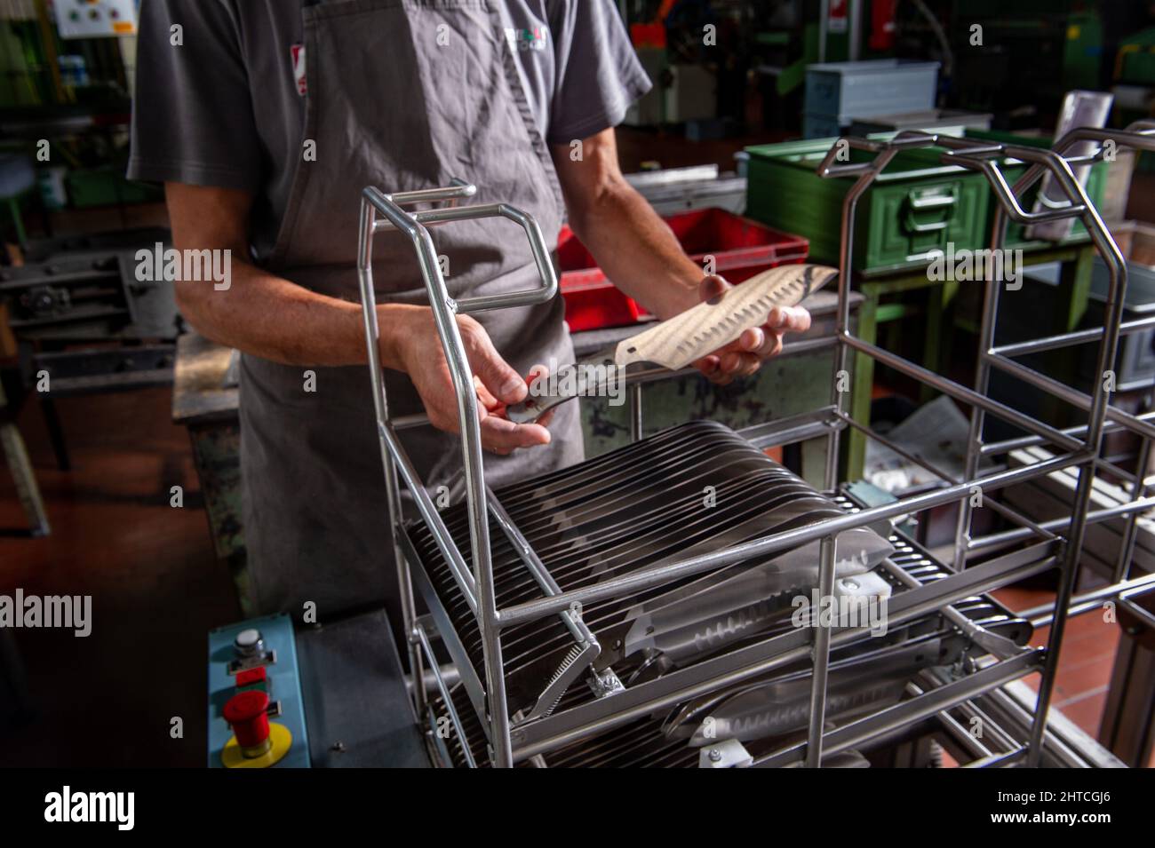 Europa, Italien, Lecco. Sanelli-Montana Messerfabrik in Premana in Valsassina. Stockfoto