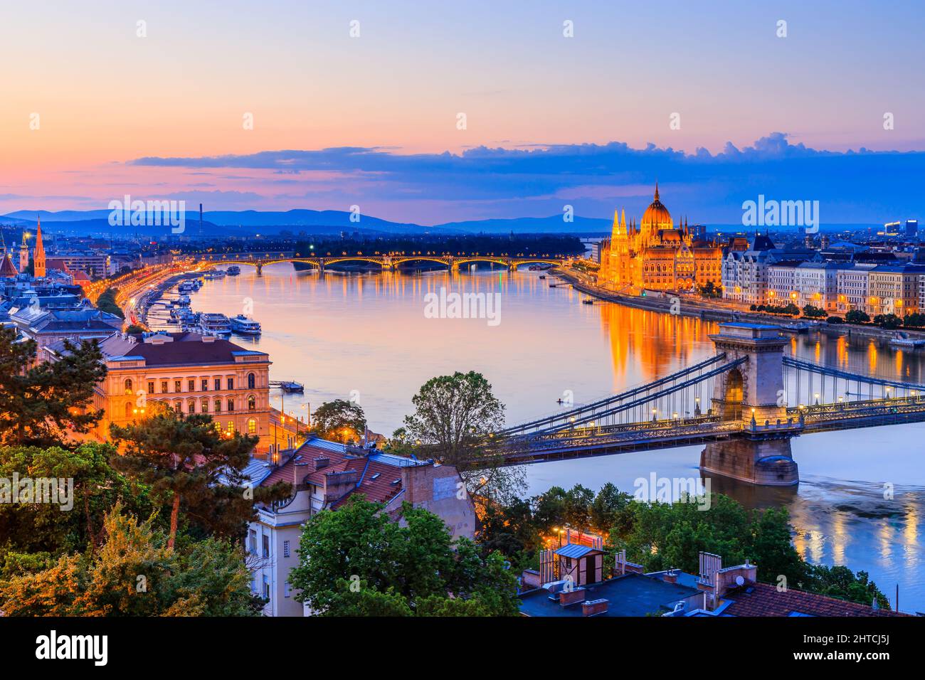 Budapest, Ungarn. Panoramablick auf die Kettenbrücke und das Parlament an der Donau. Stockfoto
