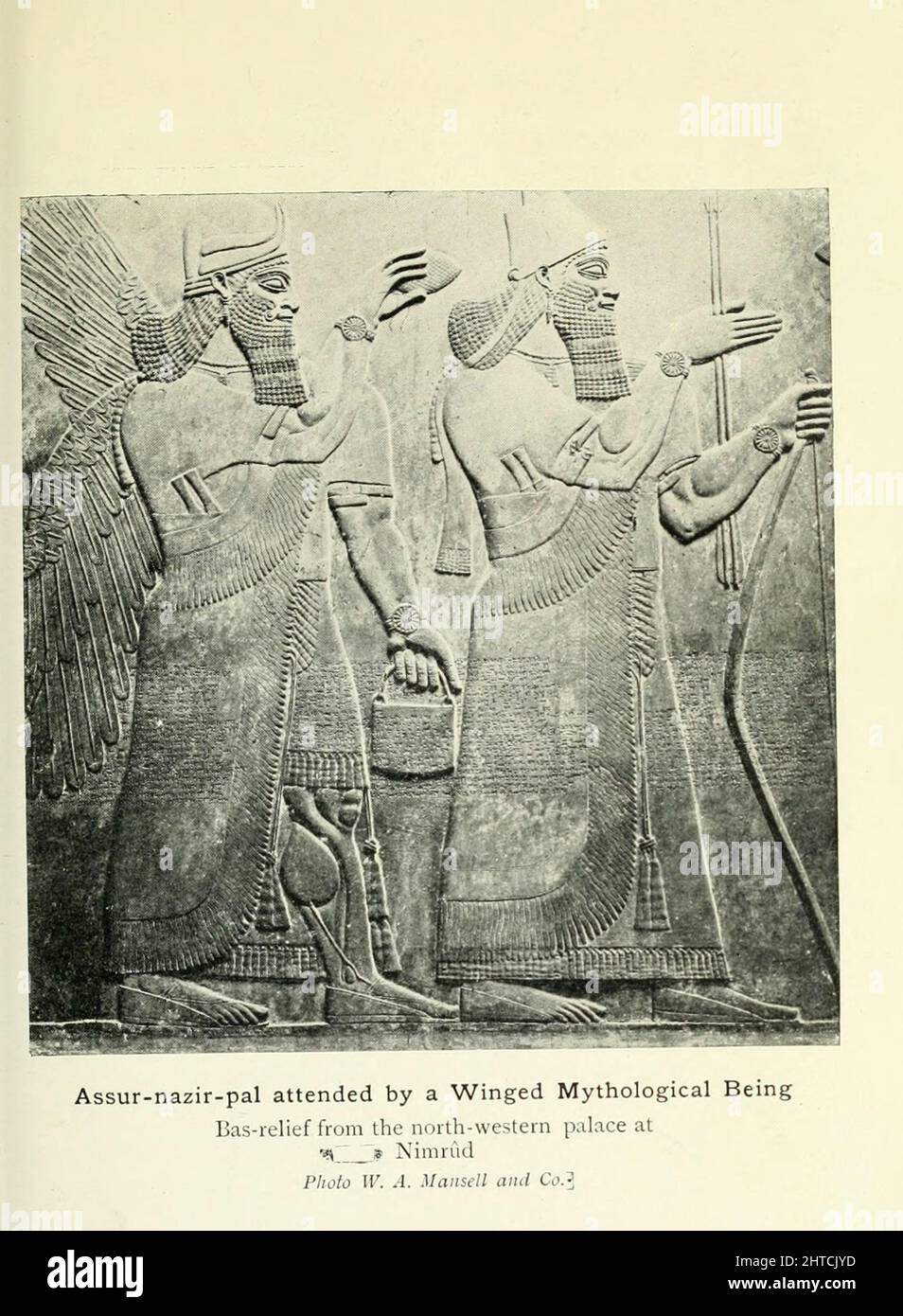 Assur-nazir-pal (Ashurnasirpal) besucht von einem geflügelten mythologischen Wesen Bas-Relief aus dem nordwestlichen Palast in Nimrud aus dem Buch "Mythen und Legenden von Babylonia und Assyrien" von Lewis Spence, Veröffentlicht London : Harrap 1916 Stockfoto