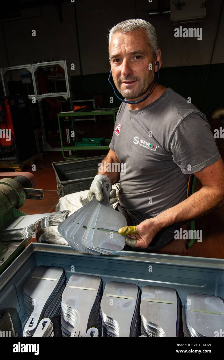 Europa, Italien, Lecco. Sanelli-Montana Messerfabrik in Premana in Valsassina. Stockfoto