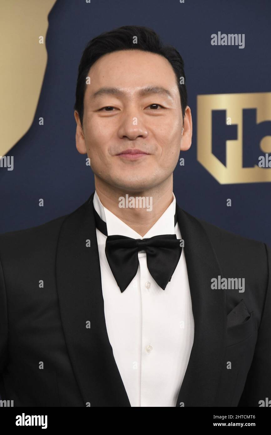 Los Angeles, USA. 27.. Februar 2022. Park Hae-soo kommt zu den Screen Actors Guild Awards 28., die am Sonntag, dem 27. Februar 2022, im Barker Hangar in Santa Monica, CA, verliehen werden. (Foto: Sthanlee B. Mirador/Sipa USA) Quelle: SIPA USA/Alamy Live News Stockfoto