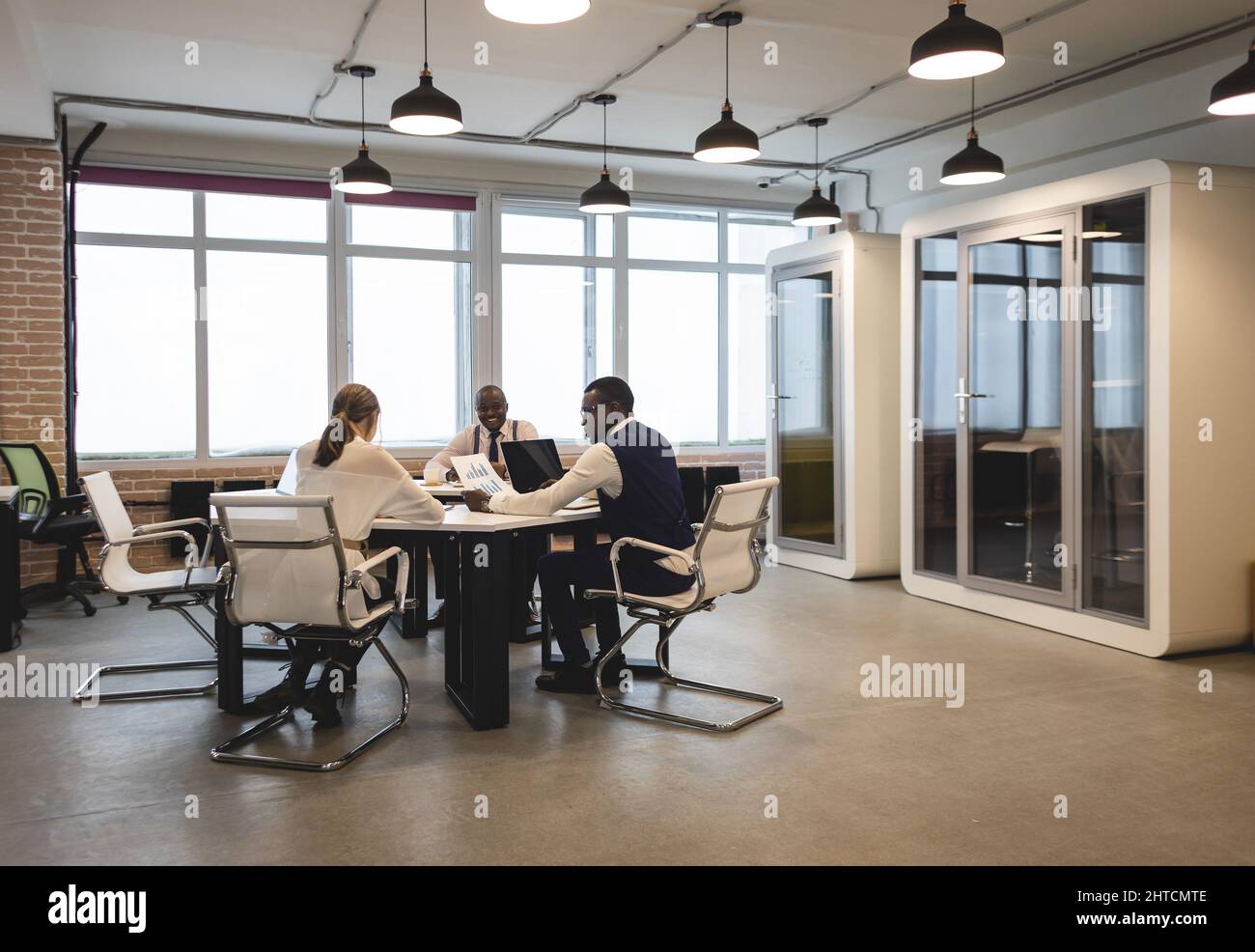 Geschäftstreffen der Geschäftspartner im Büro im Tagungsraum. Silhouette unpersönliche Fotografie Stockfoto