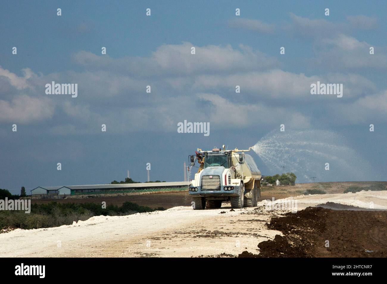 Abfallbewirtschaftungseinrichtung. Schlamm und Müll in Kompost für die Landwirtschaft verwandeln. Kühlung des Bioprozesses mit Wasser, aufgenommen in Israel Stockfoto