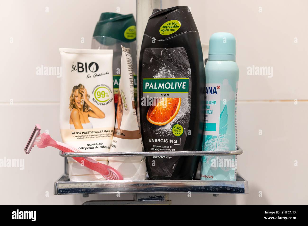 Shampoos und andere Kosmetikprodukte auf einem Duschständer Stockfoto Shampoos und andere Kosmetikprodukte auf einem Duschständer Stockfoto