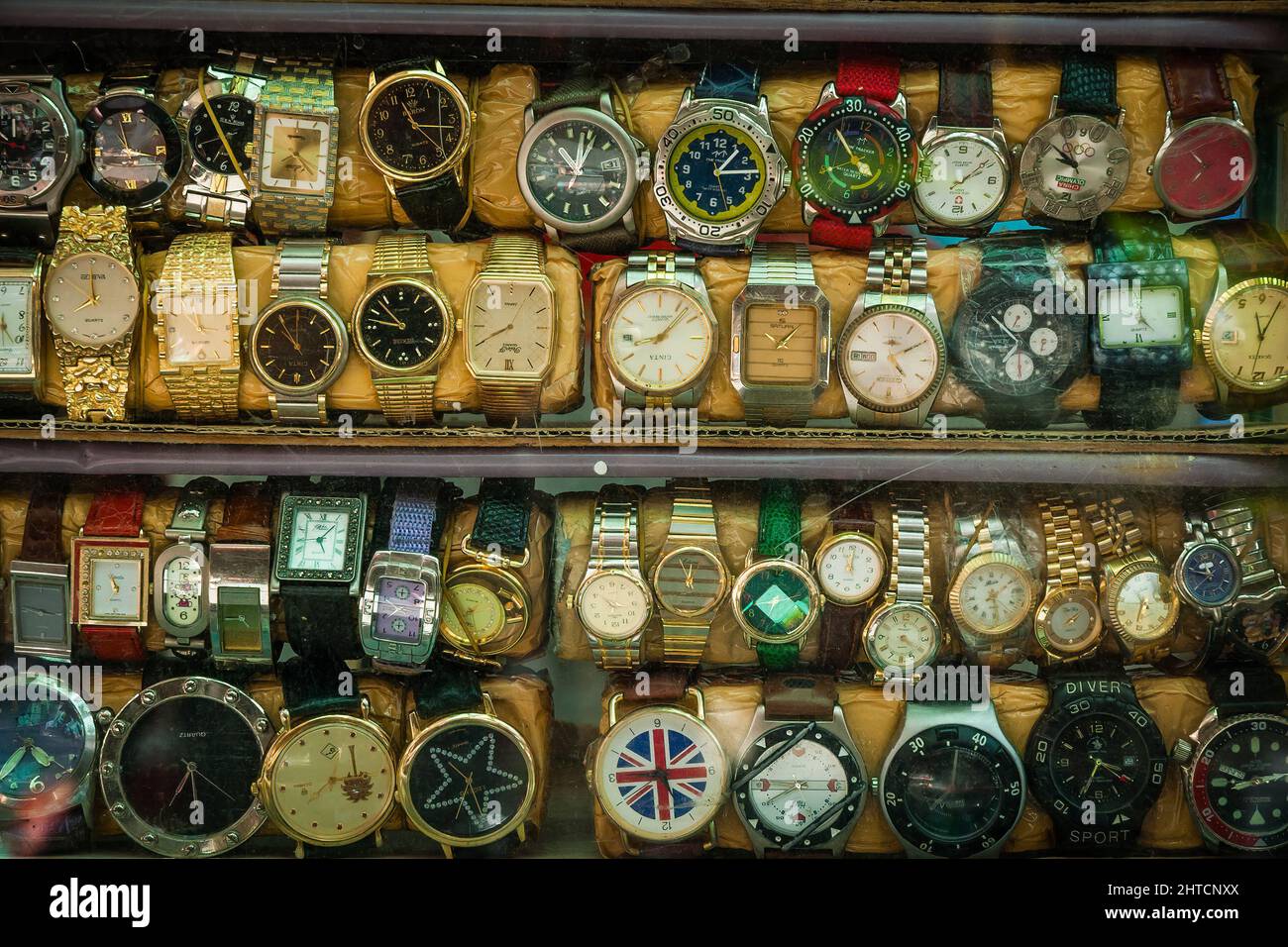 Alte analoge Uhren zum Verkauf in Cat Street Markets (Upper Lascar Row), Sheung Wan, Hong Kong Island, 2007 Stockfoto