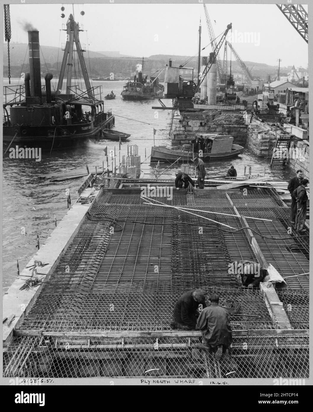 Plymouth Wharf, Plymouth, 12/06/1951. Ein Team von Männern, die Stahlverstärkungen während des Baus von Plymouth Wharf befestigen. Plymouth Wharf wurde Anfang 1950s von Laing erbaut und war der Coaling Wharf für das Plymouth 'B' Power Station. Stockfoto