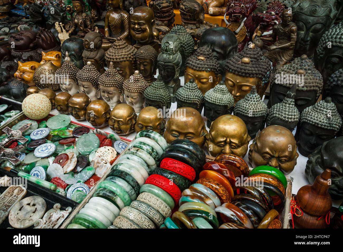 Armreifen und Bi-Scheiben, Buddha-Köpfe, viergesichtige Götter und glückliche Schweine zum Verkauf in Cat Street Markets, Sheung Wan, Hong Kong Island, 2007 Stockfoto
