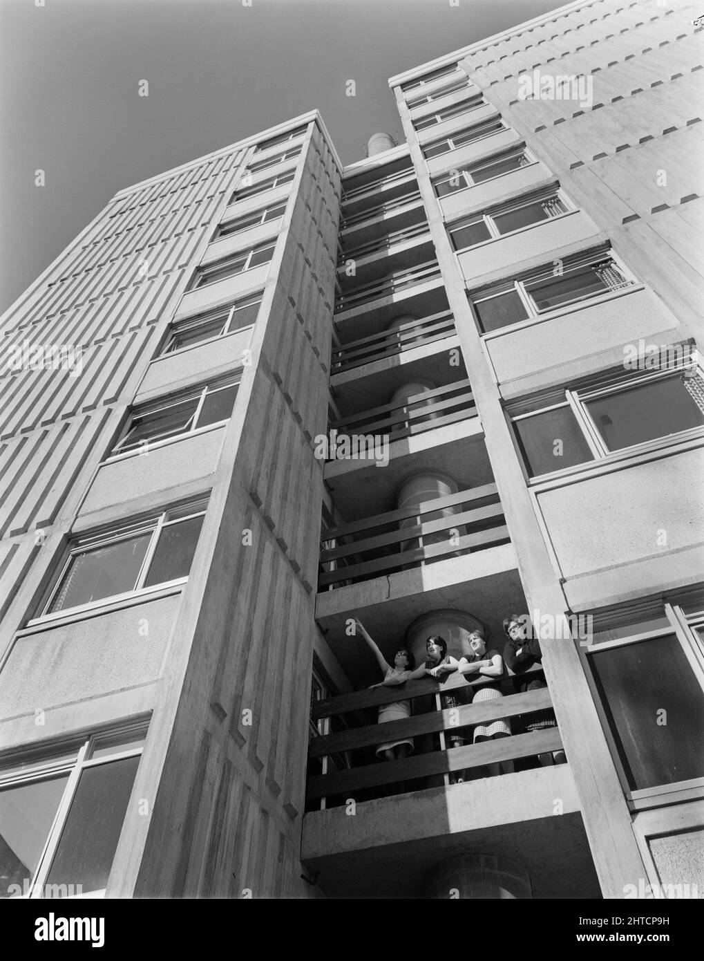 Restell Close, Greenwich, London, 22/10/1966. Blick auf einen „Sectra“-Block von Krankenschwestern-Wohnungen in Restell Close, der eine Gruppe von Frauen zeigt, die auf einen Balkon blicken. Dieser Wohnblock für Krankenschwestern war einer von drei 10-stöckigen, H-förmigen Blöcken, die von der Laing's Construction Company für den South-East Metropolitan Regional Hospital Board unter Verwendung des „Sectra“-Systems gebaut wurden. Die Wohnungen wurden auf einem hohen Punkt in der Nähe von Vanbrugh Hill mit Blick auf Greenwich, Deptford und die Themse gebaut und bieten unabhängige Wohnungen mit drei und vier Zimmern für Krankenschwestern, die im Greenwich Hospital gearbeitet haben. Das b Stockfoto