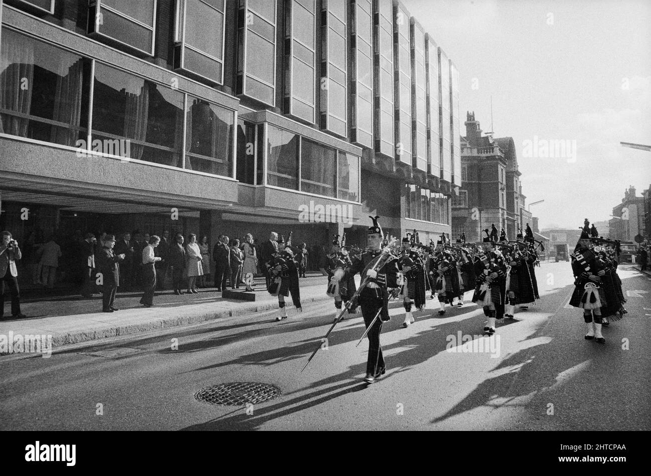 Royal Scot Hotel, King's Cross Road, Islington, London, 14/11/1972. Die Royal Scots Regiment-Pfeifen- und Trommelband marschiert auf der King's Cross Road vor dem Royal Scot Hotel, um die offizielle Eröffnung zu markieren. Der Bau des siebenstöckigen Royal Scot Hotels in Percy Circus begann 1970. Die Richtfeier fand am 23.. März 1972 statt und das Hotel wurde am 14.. November 1972 offiziell eröffnet. Seinen Namen verdankt es dem Royal Scots Regiment, dessen Pfeifen- und Trommelband im Rahmen der Eröffnungszeremonie am Hotel vorbeimarschierte. Als es eröffnet wurde, hatte das Hotel nur weniger als 350 Zimmer, jedes mit Stockfoto