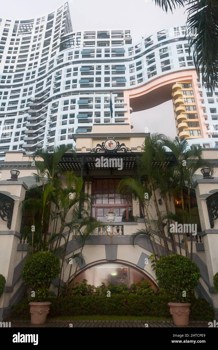 Wiederaufgebaute Nachbildung des Eingangs zum abgerissenen Repulse Bay Hotel aus der ehemaligen Kolonialzeit, das heute mit Towe das kommerzielle Zentrum des Repulse Bay Komplexes ist Stockfoto