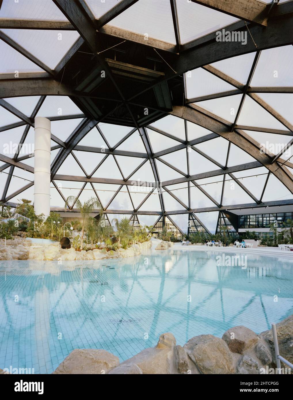 Sherwood Forest Holiday Village, Rufford, Newark und Sherwood, Nottinghamshire, 15/05/1987. Ein Blick von innen auf den Swimmingpool und das Kuppeldach darüber, im Sherwood Forest Holiday Village. Am 17.. März 1986 begannen die Arbeiten an der Entwicklung eines Ferienparks im Sherwood Forest für Center Parcs. Der Park wäre die erste Center Parcs-Entwicklung des Landes und würde aus 600 Bungalows sowie Freizeit- und Sportgebäuden bestehen; der Auftrag umfasste auch die Außengestaltung des Geländes. Der Vertrag dauerte 14 Monate, die Fertigstellung des Parks wird voraussichtlich im Mai 1987 erfolgen; die Übergabe dauerte Stockfoto