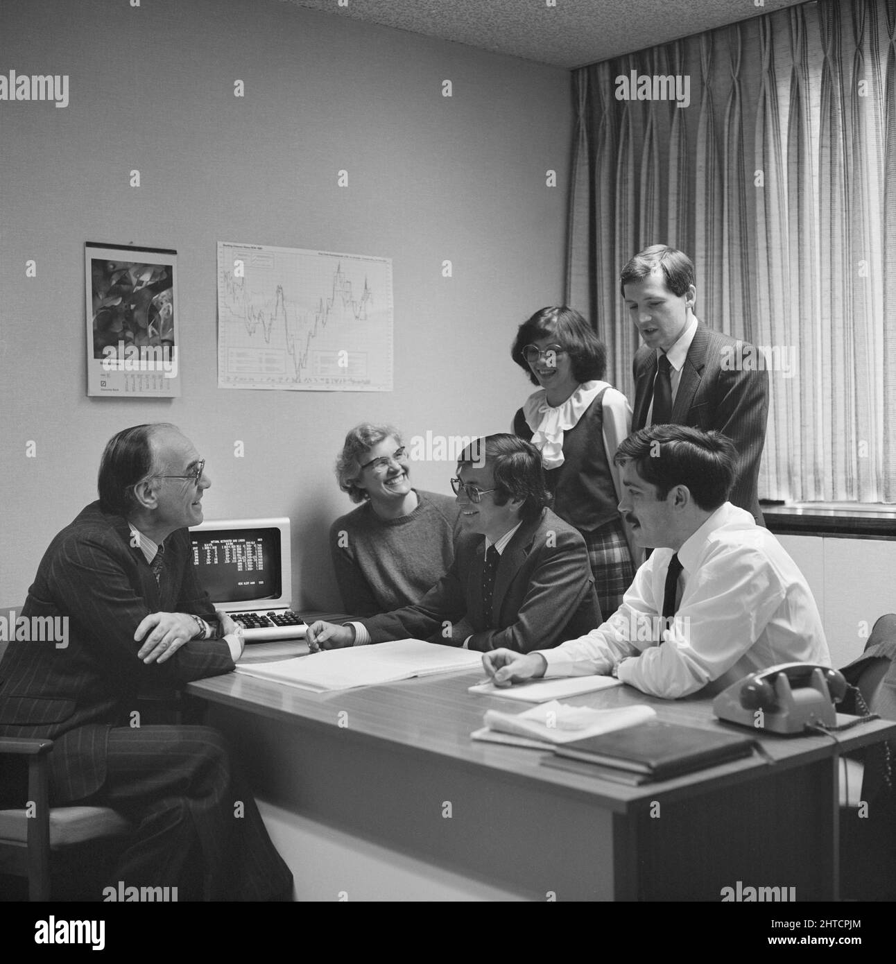 Sir John Laing Building, Page Street, Mill Hill, Barnett, London, 11/03/1982. Ein Treffen des Teams des Finanzministeriums im Sir John Laing Building, Mill Hill. Das Sir John Laing-Gebäude, benannt nach dem Präsidenten des Unternehmens, der im Januar 1978 im Alter von 98 Jahren starb, wurde zwischen 1977 und 1980 erbaut und wurde seit 1974 geplant. Das Gebäude schloss eine Entwicklungsphase im Laing's Mill Hill Headquarter Complex ab, ein Gebiet, das das Unternehmen seit seinem Umzug von Carlisle im Jahr 1922 besetzen hatte. Bis 1988 jedoch eine große Umstrukturierung des Unternehmens und bedeutete eine Großhandelsverlagerung aus dem Stockfoto