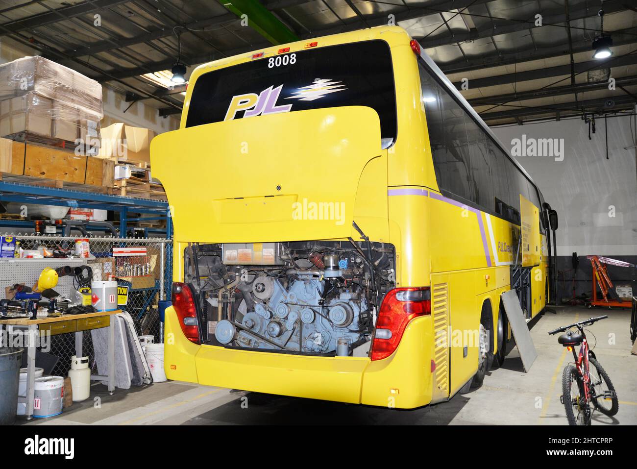 Motorcoaches, die regelmäßige Wartungs- und Sicherheitsprüfungen durchführen Stockfoto