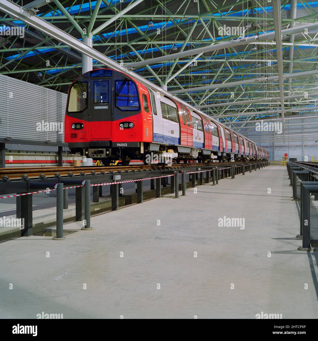 Stratford Market Depot, Stratford, Newham, London, 11/12/1996. Einer der neuen U-Bahn-Züge der Jubilee Line (96003), der auf den Gleisen einer der elf Wartungsbuchten im Hauptschuppen des Stratford Market Depot steht. Der Bau des Stratford Market Depot wurde von Laing London durchgeführt, die Arbeiten auf dem 35 Hektar großen Gelände begannen im November 1993. Das von den Architekten Wilkinson Eyre entworfene Bahndepot wurde als Teil der Jubilee Line Extension von Green Park nach Stratford gebaut und war der Ort, an dem Züge gewartet und gewartet werden sollten. Der Schuppen, der eine schiefe Parallelogr ist Stockfoto