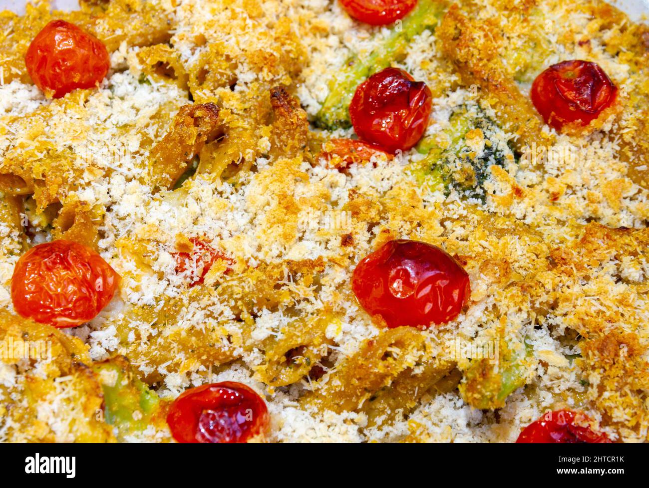 Pesto Lachs Pasta backen Stockfoto