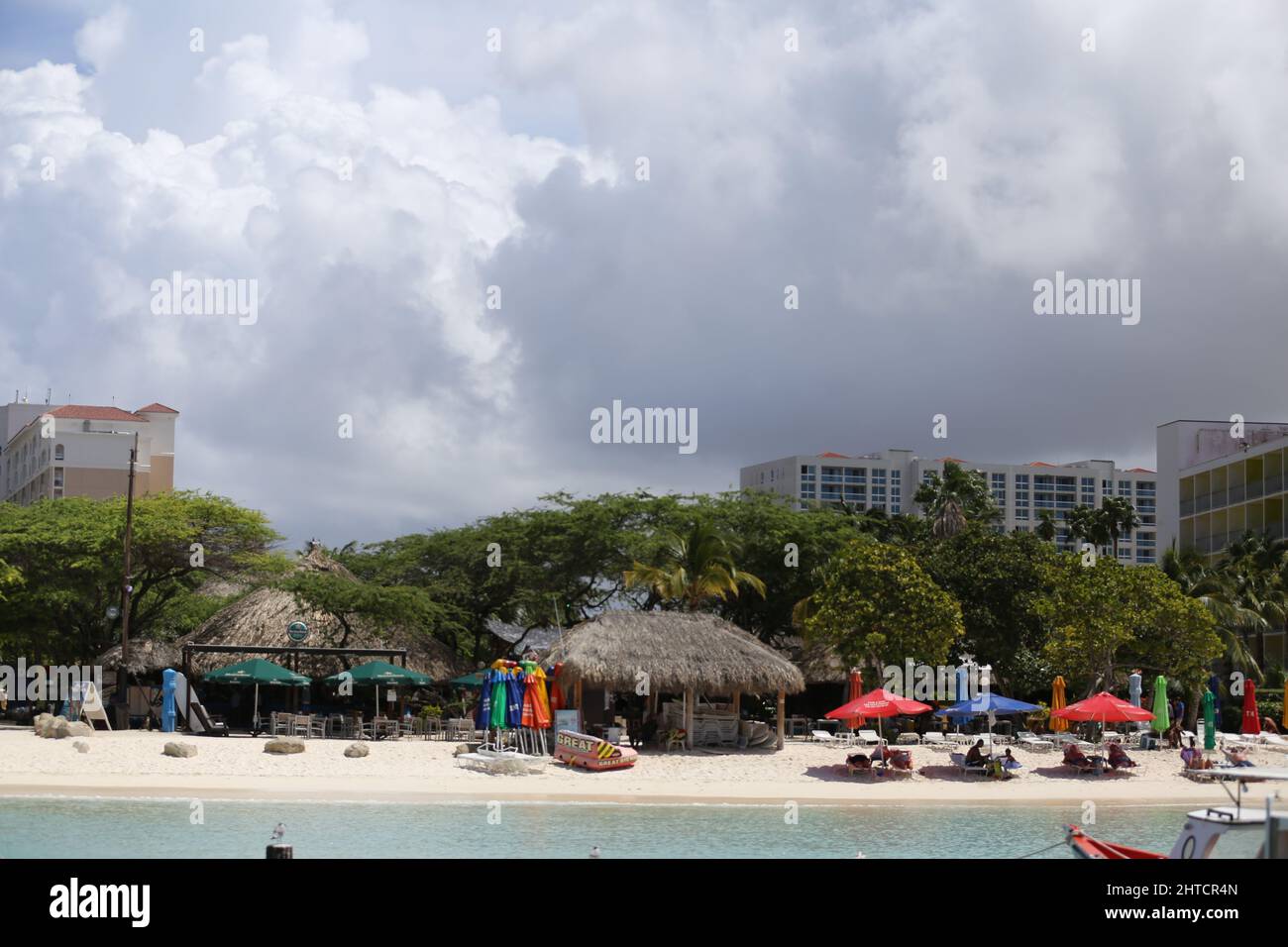 Blick auf den Aruba Dock am Strand Stockfoto