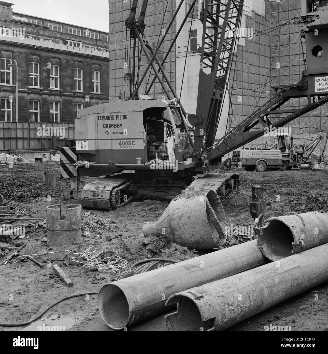 Unity House, Euston Road, Camden, London, 24/11/1980. Ein Ruston Bucyrus 400SC, der während des Baus des Unity House erweiterte Pfahlfundamente antreibt. Der Auftrag für das neue &#XA3;4,5 Millionen Hauptquartier für die National Union of Railwaymen in Euston Road wurde an Laing &#X2019;s London Region vergeben. Das neue Hauptquartier wurde auf dem Gelände des ehemaligen Einheits-Hauses errichtet, das seit 1910 das Zuhause der Nationalen Eisenbahnunion war. Einige Merkmale des alten Gebäudes wurden in seine moderne Gegenstück, einschließlich der Boardroom &#X2019;s bedrahtete Kuppel Oberlicht und Verkleidung integriert. T Stockfoto