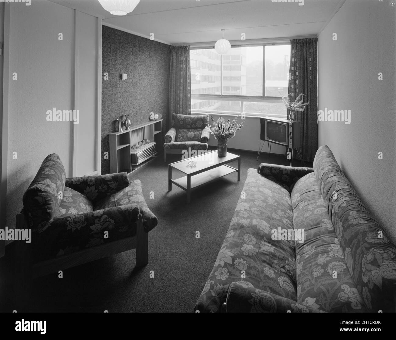 Victoria Park Estate, Macclesfield, Heshire East, Heshire, 18/04/1968. Das Wohnzimmer einer Wohnung in der Victoria Park Entwicklung, gebaut mit dem 12M Jespersen System. Im Jahr 1963 kauften John Laing und Son Ltd die Rechte an dem dänischen industrialisierten Bausystem für Wohnungen, die als Jespersen (manchmal auch als Jesperson bezeichnet) bekannt sind. Das Unternehmen baute Fabriken in Schottland, Hampshire und Lancashire, in denen Jespersen Fertigteile und Betonfertigteile produzierte, wodurch der Wohnungsbau rationalisiert werden konnte und Zeit und Geld eingespart wurde. Die Victoria Park Entwicklung in Macclesfield, liegend Wette Stockfoto