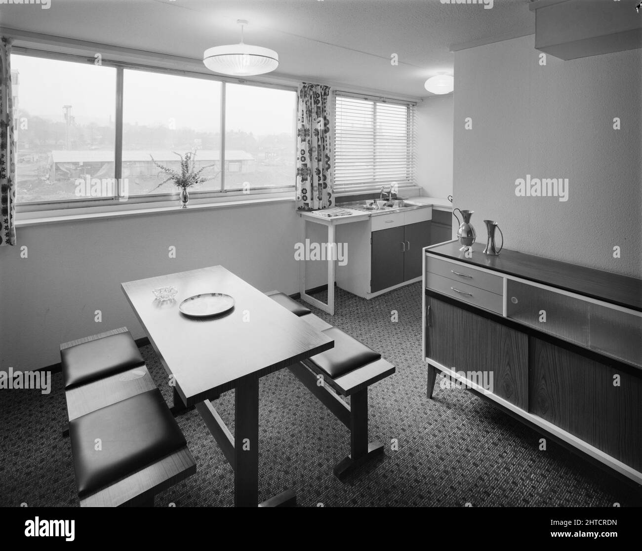 Victoria Park Estate, Macclesfield, Heshire East, Heshire, 18/04/1968. Ein Küchenrestaurant in einer Wohnung im Victoria Park, gebaut mit dem 12M Jespersen System. Im Jahr 1963 kauften John Laing und Son Ltd die Rechte an dem dänischen industrialisierten Bausystem für Wohnungen, die als Jespersen (manchmal auch als Jesperson bezeichnet) bekannt sind. Das Unternehmen baute Fabriken in Schottland, Hampshire und Lancashire, in denen Jespersen Fertigteile und Betonfertigteile produzierte, wodurch der Wohnungsbau rationalisiert werden konnte und Zeit und Geld eingespart wurde. Die Victoria Park Entwicklung in Macclesfield, liegend Wette Stockfoto