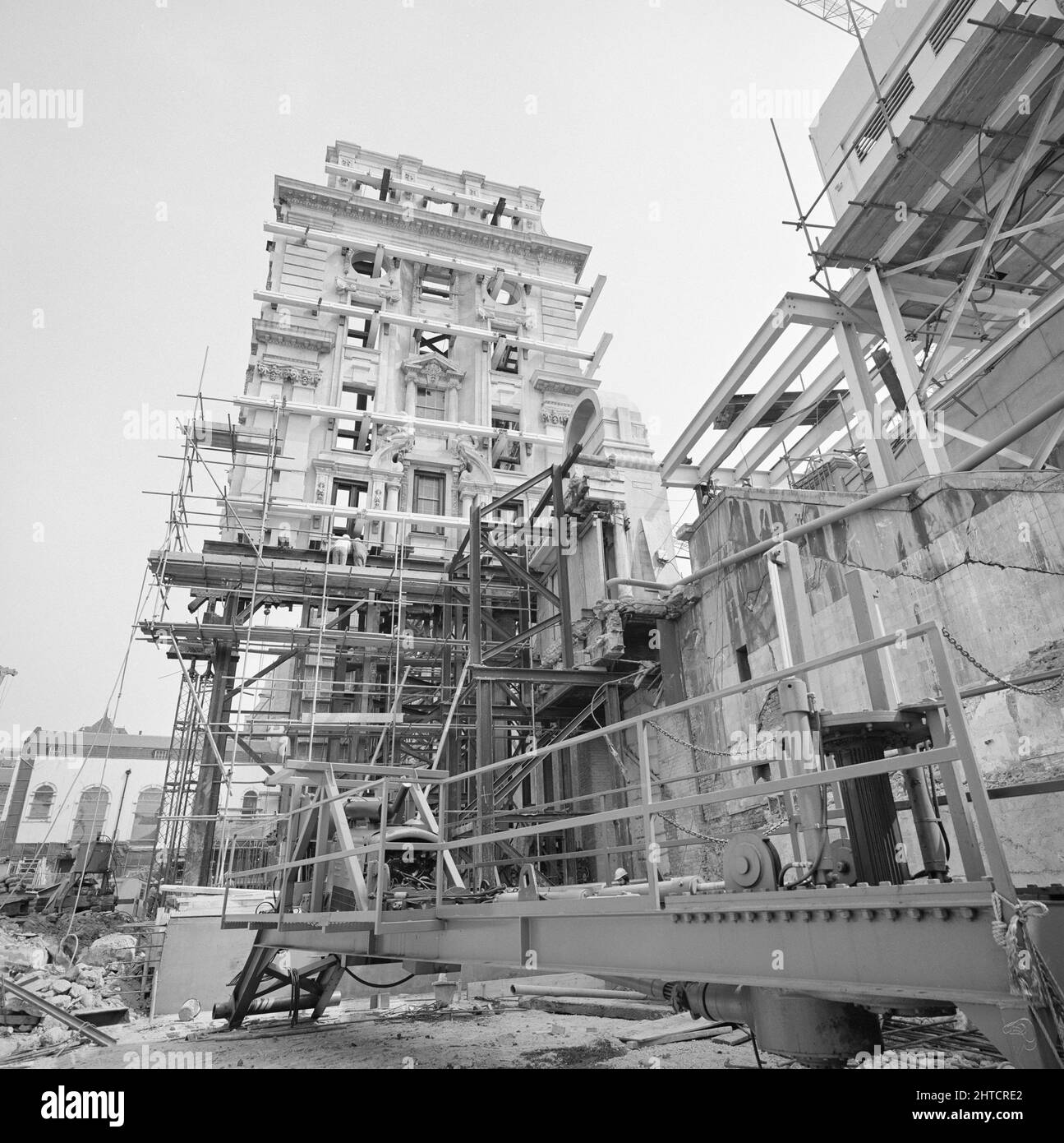 Vintners Place, Upper Thames Street, Queenhithe, London, 31/05/1990. Ein Blick von unten auf das südliche Ende der Fassade des Thames House, das während des Baus von Winzern mit einem tragenden Stahlrahmen verspannt wurde. Die Queen Street Place-Fassade des Thames House wurde erhalten und in die Winzers Place-Entwicklung integriert, wobei die Rückseite des Gebäudes abgerissen wurde. Das nördliche Ende des Thames House, an der Ecke der Upper Thames Street, wurde abgetrennt und in Five Kings House umbenannt. Stockfoto