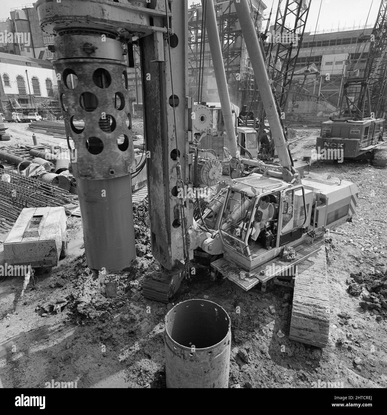 Vintners Place, Upper Thames Street, Queenhithe, London, 31/05/1990. Ein Pfahlbohrgerät ist auf der Baustelle des Winzers im Einsatz. Laing unternahm den &#XA3;79m Managementvertrag für den Bau einer 37.000sqm hochwertigen Büroentwicklung bei Winzern Place zwischen März 1989 und Dezember 1992. Die Arbeiten vor Ort begannen im Juni 1989 mit dem Abriss von 10 Gebäuden, darunter das Vintry House und Kennet Wharf am Flussufer. Die denkmalgeschützte fa &#XE7;ade des Thames House entlang des Queen Street Place wurde erhalten und in die Entwicklung integriert. Das Projekt war das erste in der Stadt Stockfoto