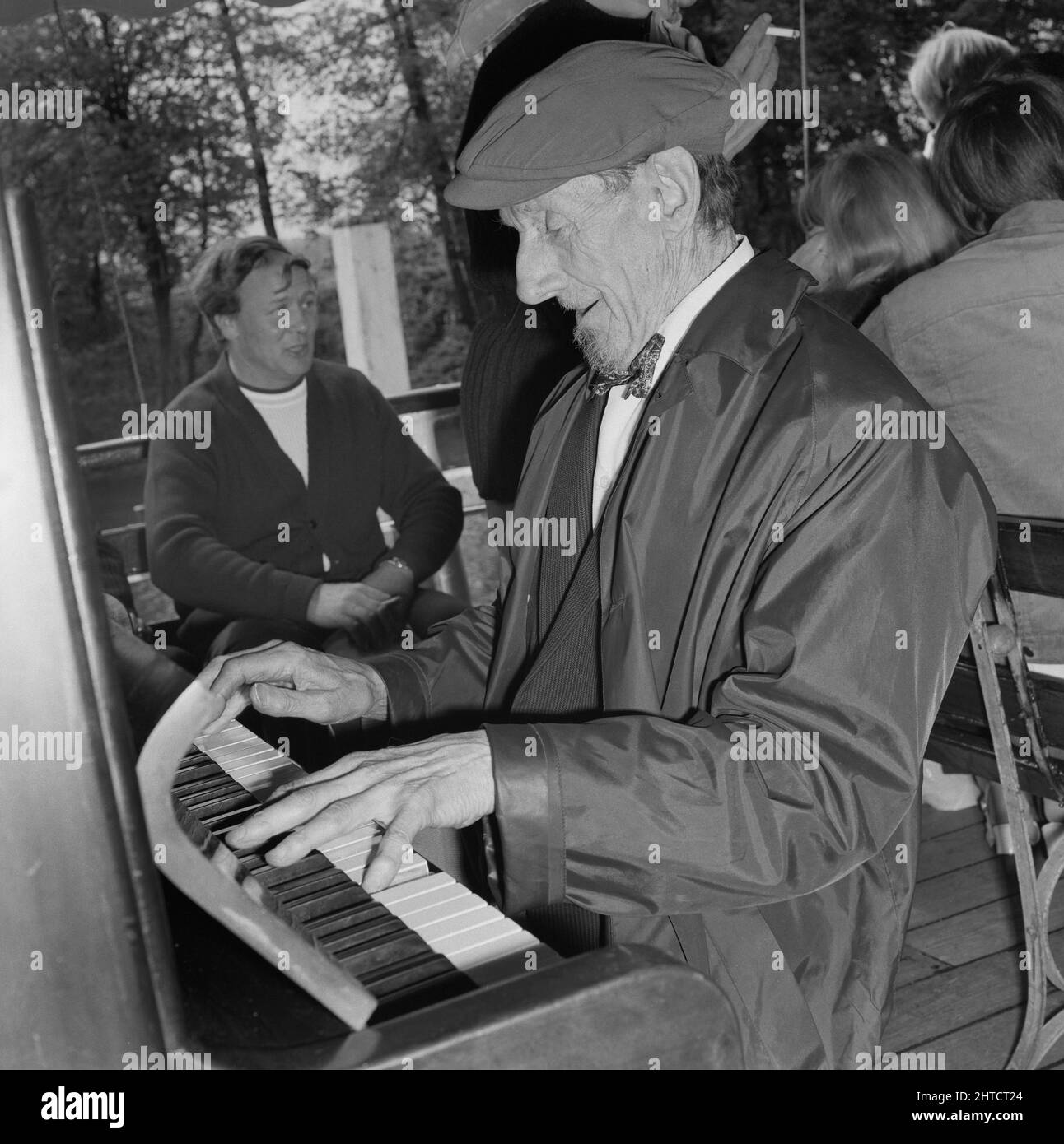 Ausflug von Mitgliedern des Laing Sports Club auf der Themse in der Nähe von Windsor, B..., 09/05/1971. Ein Mann, der auf einem Boot namens Windsor Castle Klavier spielt, während einer Reise von Mitgliedern des Laing Sports Club auf der Themse in der Nähe von Windsor. Einige Fotos von dieser Reise wurden im Juni 1971 in Laings „Team Spirit“-Newsletter veröffentlicht. Stockfoto