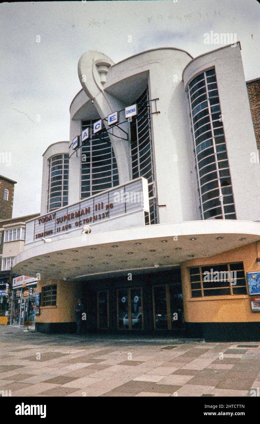 Ace Cinema, Alexandra Avenue, Rayners Lane, Harrow, London, 1983. Die dreifache Vorderfront des Ace-Kinos aus südwestlicher Sicht. Das Kino Grosvenor wurde 1936 eröffnet. Es wurde 1937 von Odeon übernommen und war zwischen 1950 und 1964 als Gaumont-Kino bekannt. Nachdem das Gebäude 1986 als Kino geschlossen wurde, wurde es zu einer Bar und einem Nachtclub und später zu einem religiösen Veranstaltungsort. Während der verschiedenen Nutzung des Gebäudes wurden Innen- und Außenelemente beibehalten, darunter die dreifach gebogene Vorfront und das Foyer. Stockfoto
