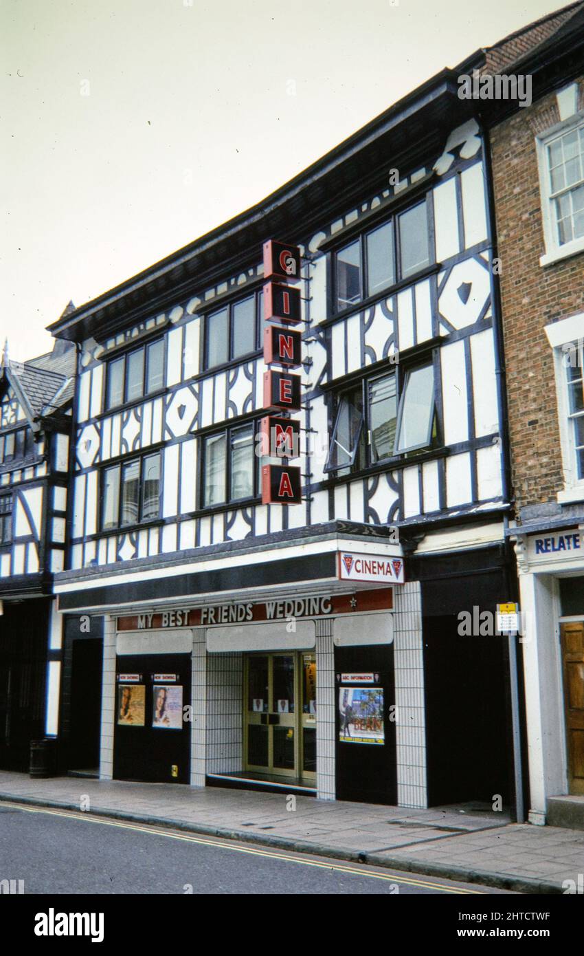 Empire Cinema, Mardol, Shrewsbury, Shrewsbury, Shropshire, 1984. Die Fachwerkfassade des Empire-Kinos im Tudor-Stil, von Süden betrachtet. Das Empire Cinema wurde 1922 eröffnet. Es wird angenommen, dass es das erste Kino in Shropshire ist, das für Sound ausgestattet ist. Im Jahr 1973 wurde das Gebäude renoviert. Nach mehreren Übernahmen wurde es 1989 in Cannon Cinema umbenannt, dann 1995 in Virgin Cinema und 1996 schließlich in ABC Cinema. Das Kino schloss 1998 und das Gebäude wurde in ein Restaurant umgewandelt. Stockfoto