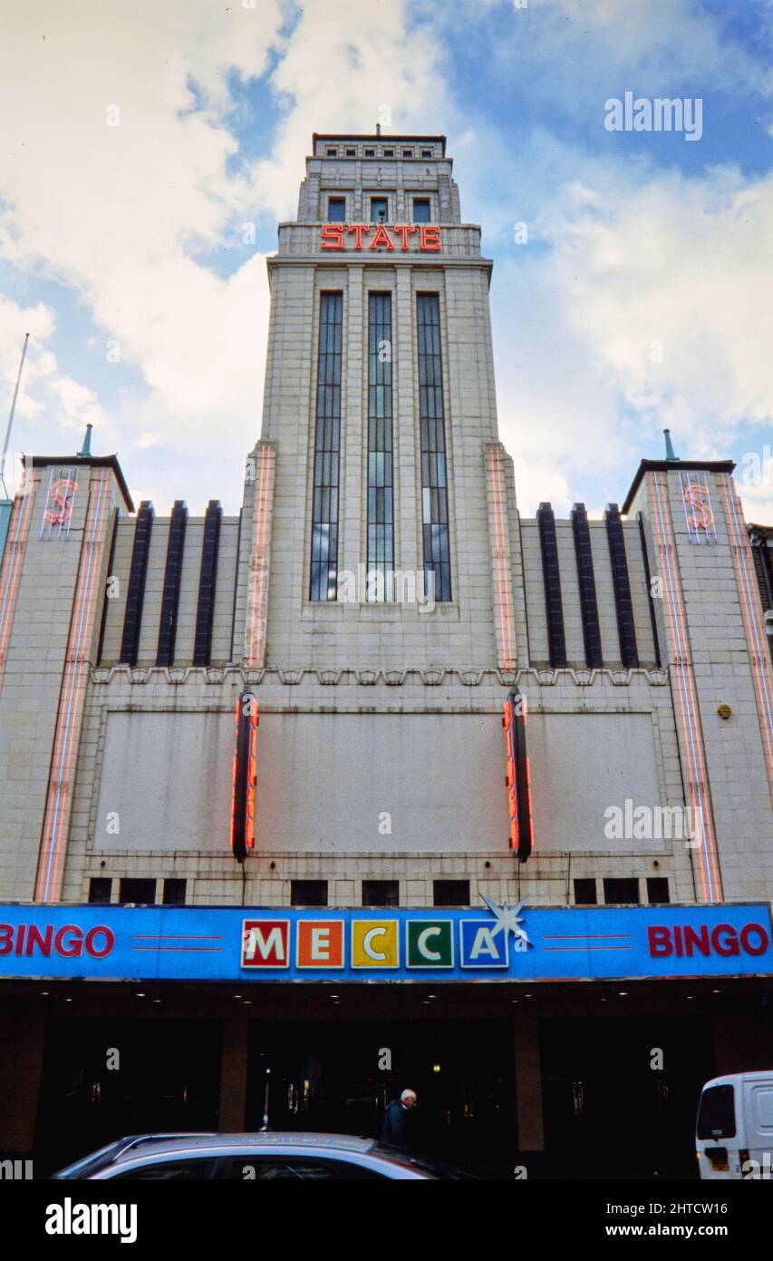 Mecca Bingo Club, Kilburn High Road, Kilburn, Brent, London, 1990-2004. Die nordöstliche Erhebung des Mekka Bingo Club. Das Gaumont State Theatre wurde 1937 eröffnet. Es war eines der größten Kinos in Europa und das größte in England mit einer Kapazität von 4.004 Sitzplätzen. Das äußere Design ist angeblich vom Empire State Building in New York inspiriert. Das Gebäude wurde später in eine Tanzhalle, ein Kino und eine Bingohalle unterteilt, bevor es ab etwa 1990 ausschließlich als Bingohalle genutzt wurde. 2010 wurde das Gebäude als Kirche wiedereröffnet. Stockfoto