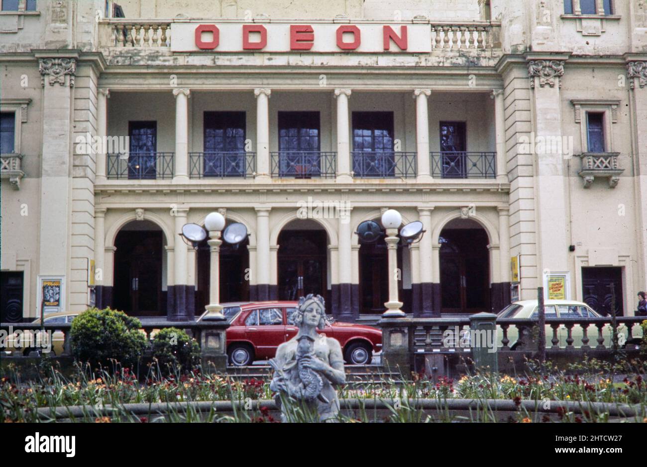 Odeon Cinema, Lord Street, Southport, Sefton, 1962-1980. Die Fassade des Odeon Kinos, mit einem Brunnen in einem Garten im Vordergrund. Das Odeon-Kino wurde als das Neue Palladium-Kino eröffnet, ein Wiederaufbau eines gleichnamigen Kinos am gleichen Ort. Die Fassade gehörte zum ursprünglichen, durch Feuer zerstörten Neuen Palladium-Kino. Das Kino wurde mehrmals umbenannt, bevor es 1962 zum Odeon-Kino wurde. Das Gebäude wurde 1979 geschlossen und 1980 abgerissen. Stockfoto