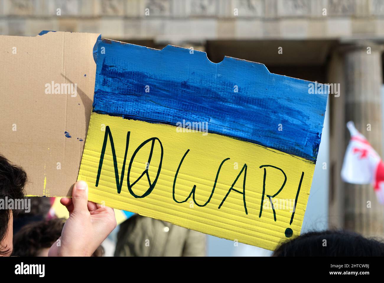 Packard mit Text No war mit pazifischem Schild, ukrainische gelbe blaue Flagge in der Hand mit Brandenburger Tor. Stockfoto