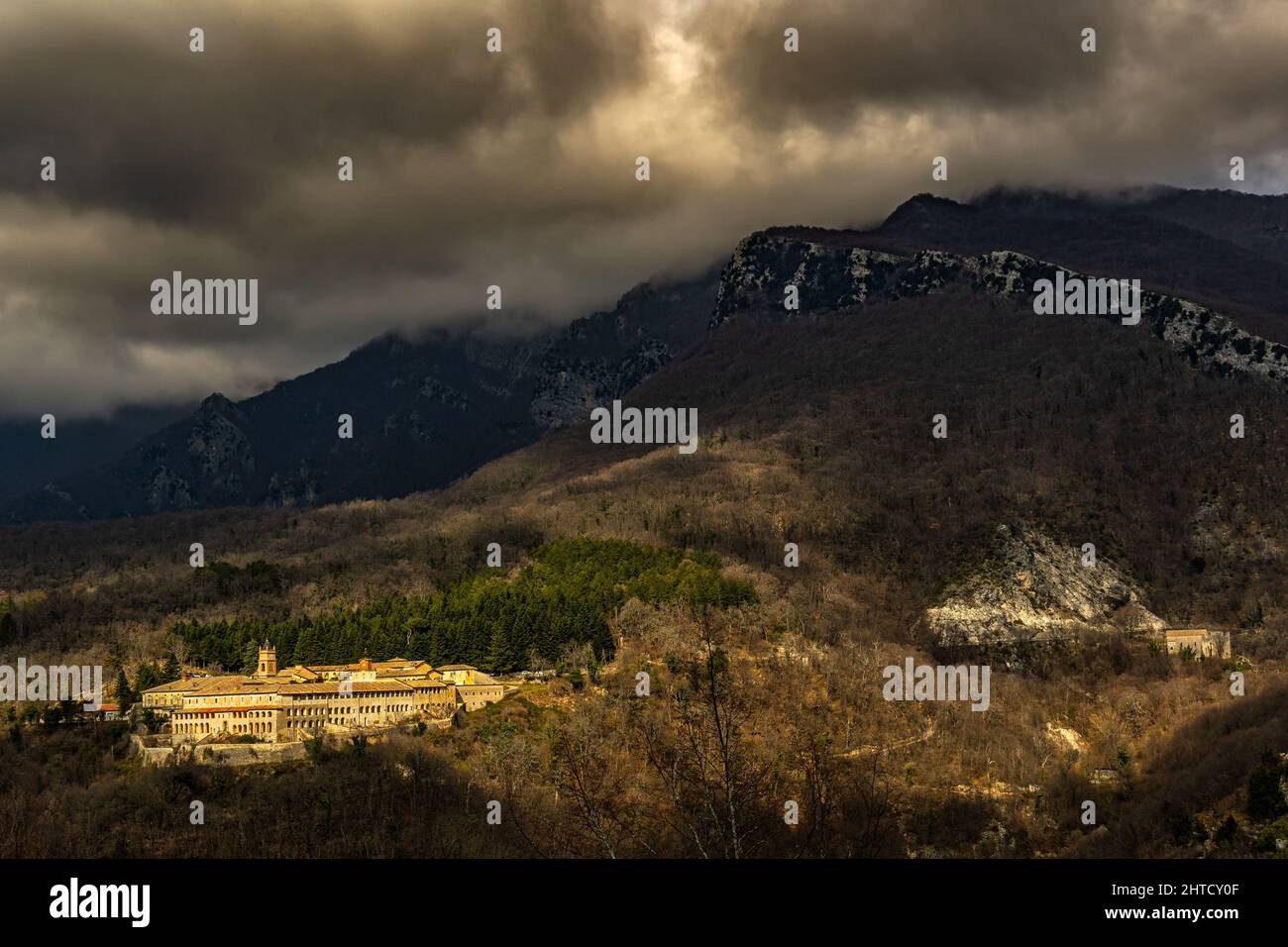 Certosa di Trisulti, der monastische Komplex, der von einem Sonnenstrahl und einem stürmischen Himmel erleuchtet ist. Collepardo, Provinz Frosinone, Latium, Italien, Europa Stockfoto