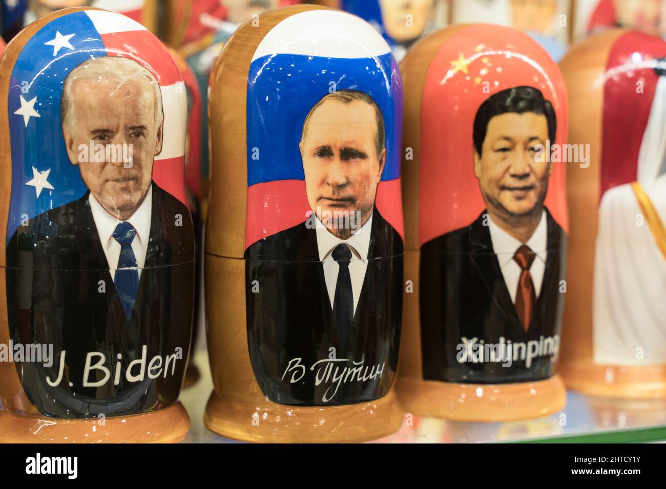 Moskau, Russland - 28. Februar 2022: Putin, Biden und Xi Jinping in Form von russischen Nestpuppen in einem Souvenirladen in Moskau. Beziehungen zwischen Russland, den USA und China. Hochwertige Fotos Stockfoto