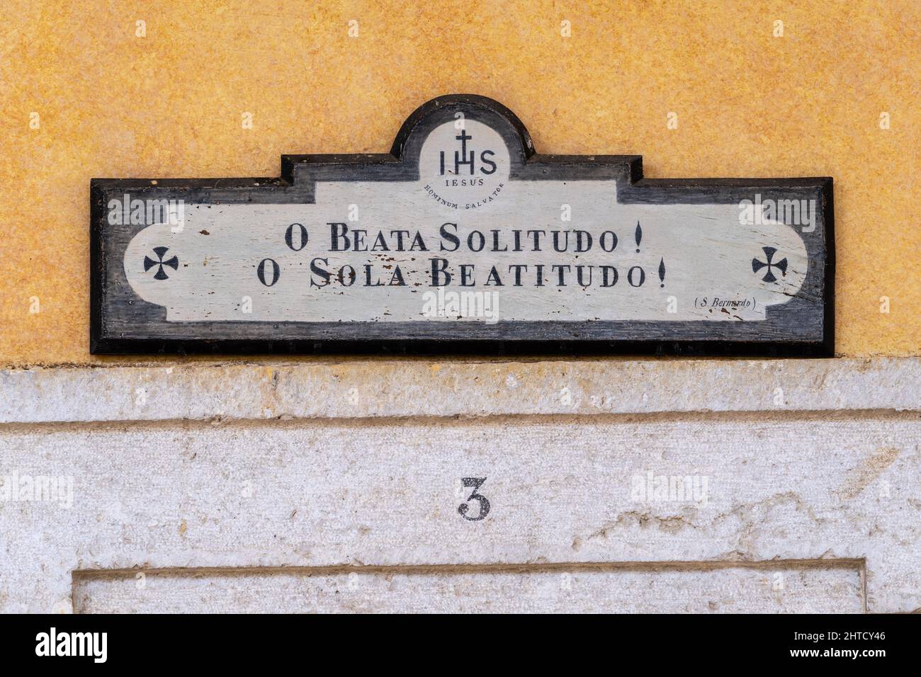 Lateinische Phrase, die am Eingang einer Klosterzelle in der Certosa di Trisulti platziert wird. Collepardo, Provinz Frosinone, Latium, Italien, Europa Stockfoto
