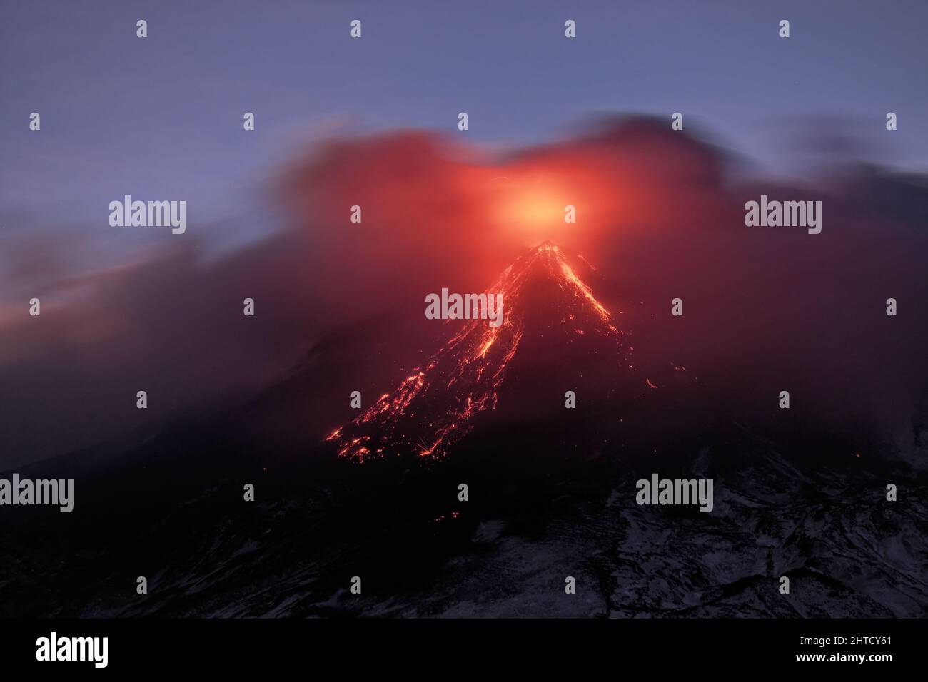 Vulkan Ätna, der Lava ausbricht, die Sizilien fließt Stockfoto