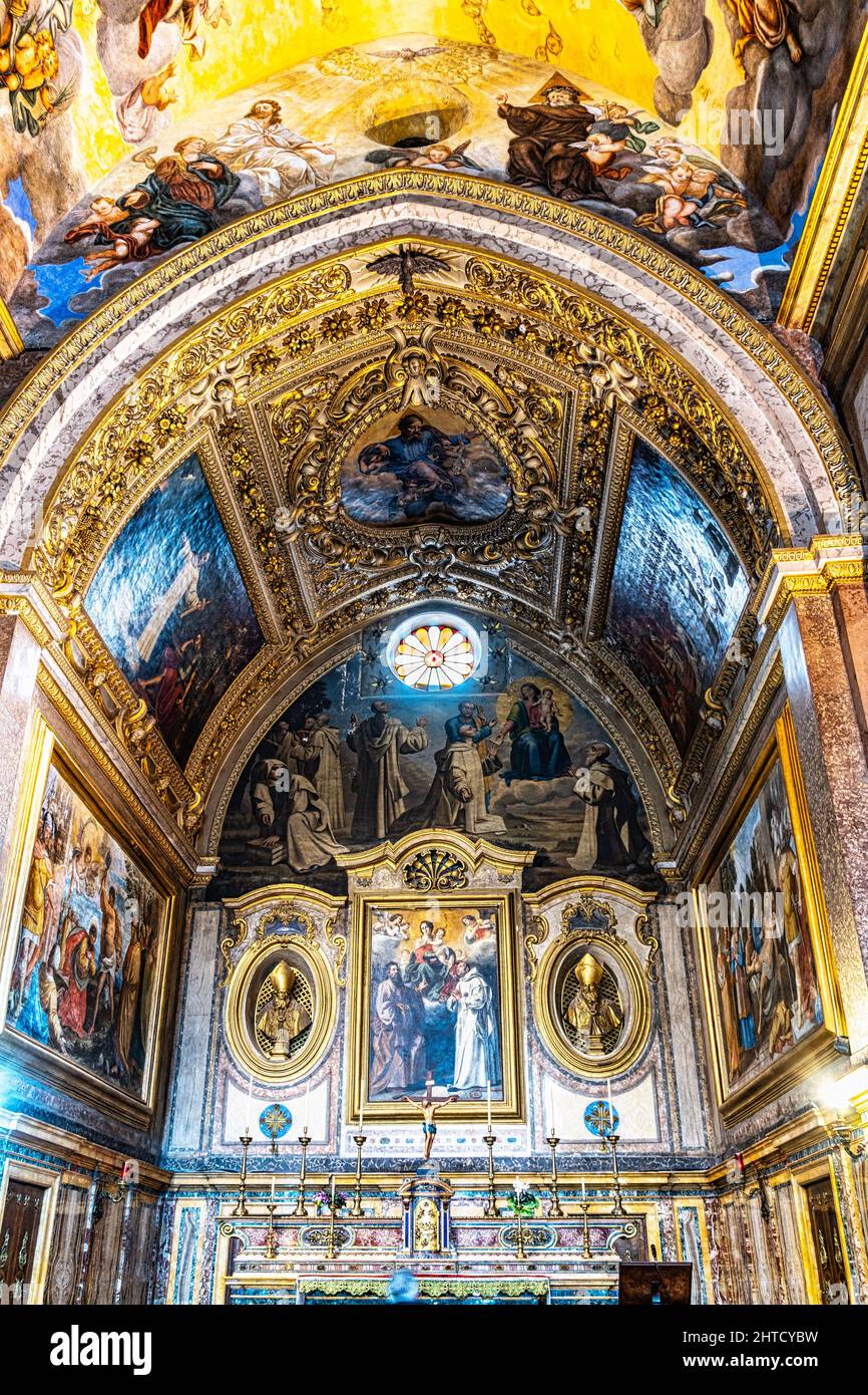 Altar mit Fresken und vergoldeter Apsis und Altarbild der Kirche San Bartolomeo im Kartäuserkloster Trisulti. Collepardo, Latium Stockfoto