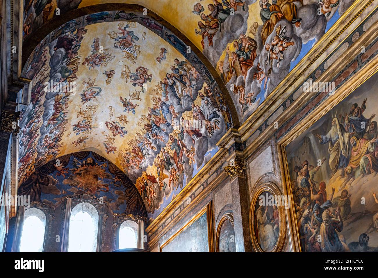 Die Fresken auf dem Gewölbe, die eine Herrlichkeit des Paradieses darstellen, in der Kirche San Bartolomeo in der Kartause von Trisulti. Collepardo, Latium Stockfoto