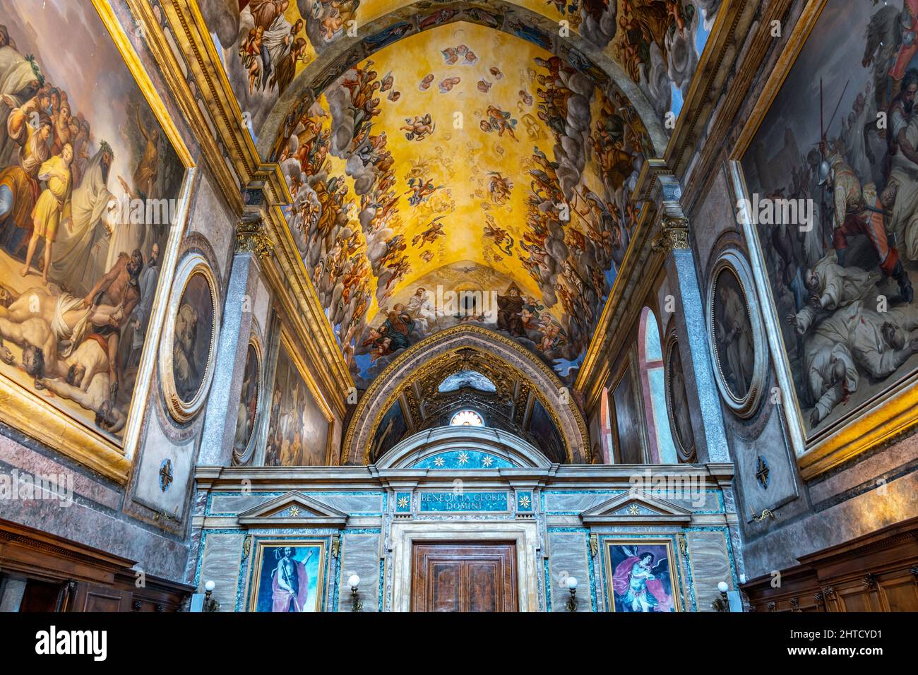 Die Fresken auf dem Gewölbe, die eine Herrlichkeit des Paradieses darstellen, in der Kirche San Bartolomeo in der Kartause von Trisulti. Collepardo, Latium Stockfoto
