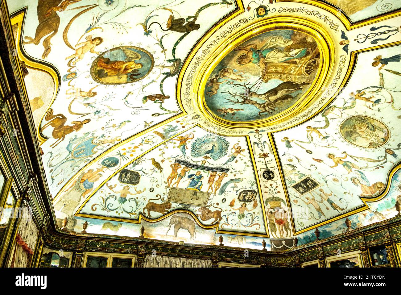 Kartause Trisulti. Die antike Apotheke mit Fresken und Dekorationen im Pompejanischen Stil am Kreuzgewölbe. Collepardo, Provinz Frosinone Stockfoto
