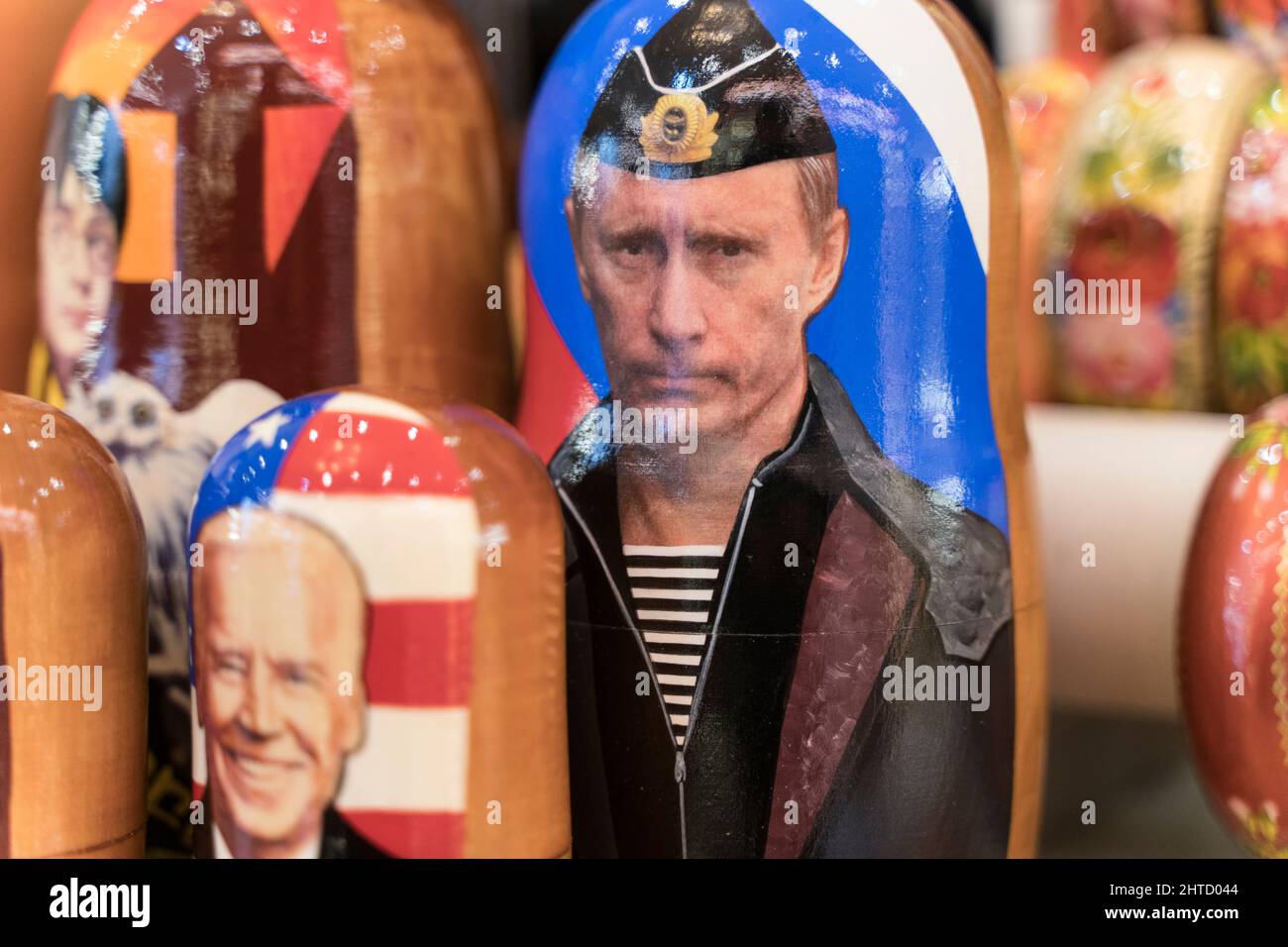 Moskau, Russland - 26. Februar 2022: Putin in Form von russischen Nestpuppen in einem Souvenirladen in Moskau. Beziehungen zwischen Russland und den USA . Hochwertige Fotos Stockfoto