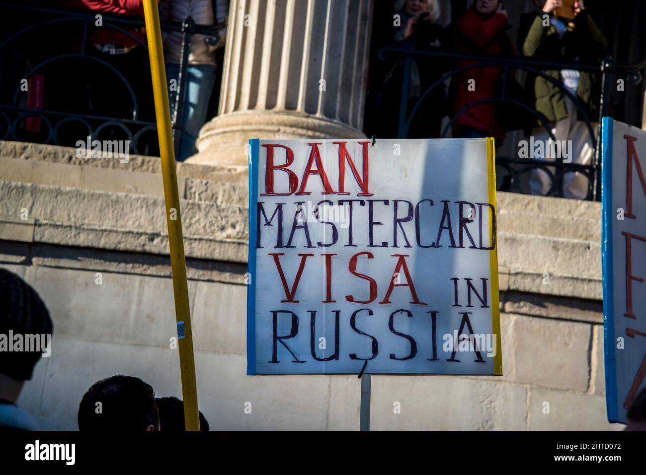 Plakat „Ban MasterCard and Visa in Russia“, Stand by Ukraine Protest, Trafalgar Square, London, Großbritannien, 27.. Februar 2022 Stockfoto