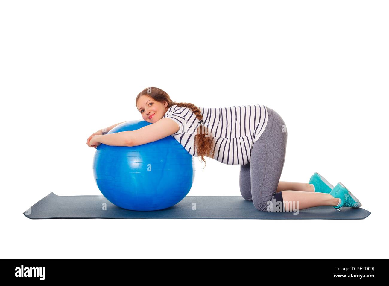 Schwanger Frau macht Übungen mit Gymnastikball Stockfoto