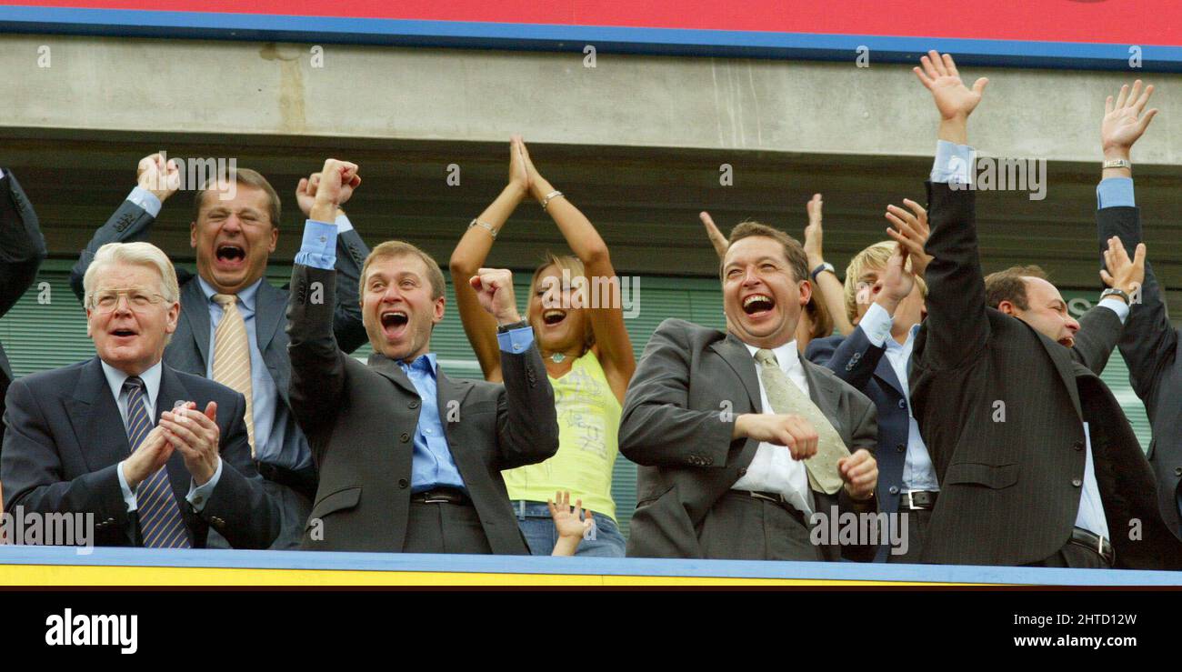 28. Februar 2022 - ROMAN ABRAMOVICH - CHELSEA FC DATEI FOTO Roman Abramovich, Besitzer des Chelsea Football Club, feiert mit seinen Freunden, wie Chelsea das erste Tor in seinem Besitz erzielt. Chelsea gegen Leicester City - Stamford Bridge - Premier League - 28. August 2003 Bild : © Mark Pain / Alamy Live News Stockfoto